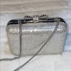 La Regale silver sequin purse clutch w/ chain bow